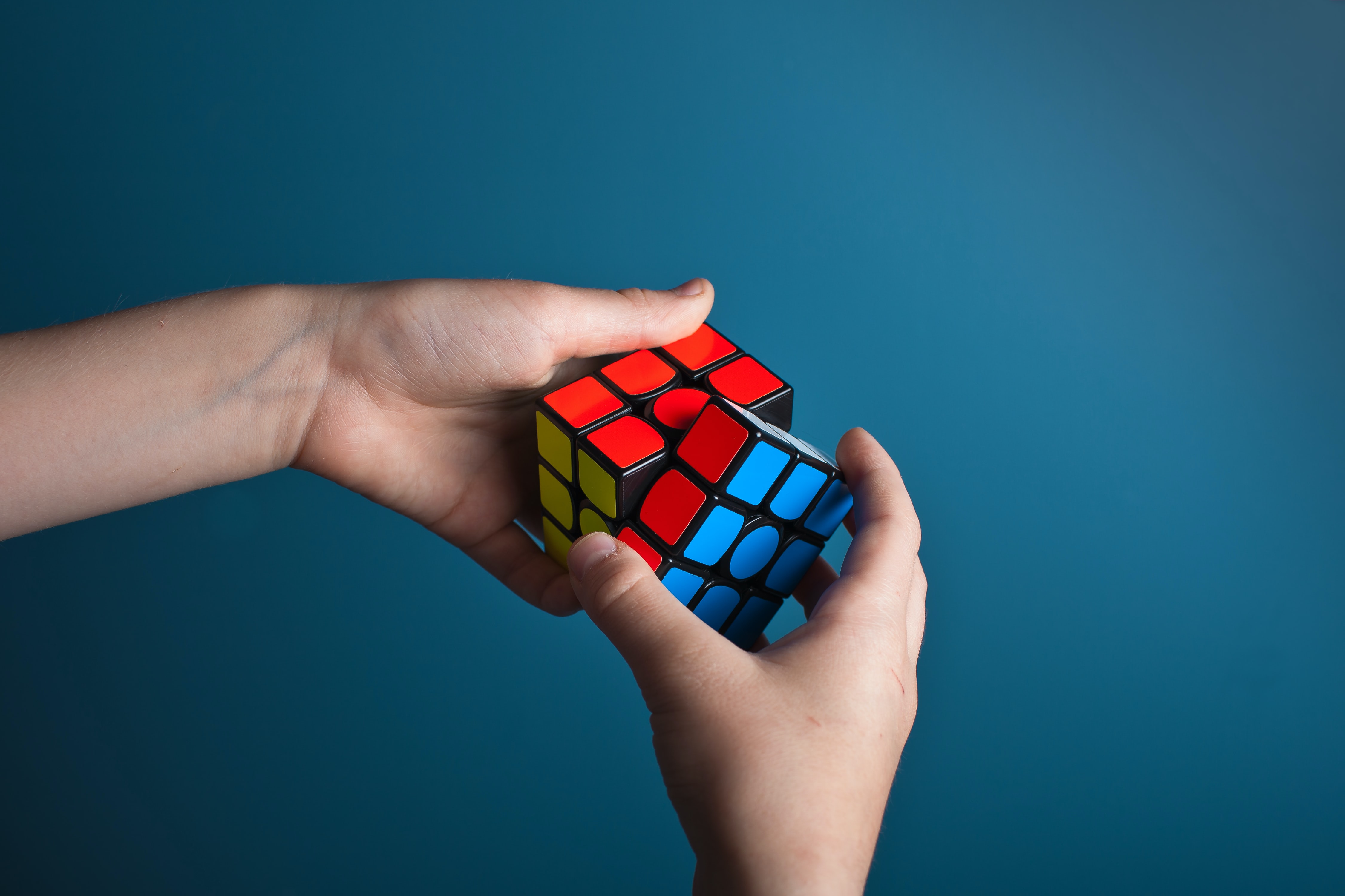 кубик Рубіка в руках